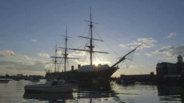  Portsmouth Sunset'teki tarihi Hms savaşçı.