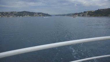 Kıyısında liman. Bu gemiden alınır.