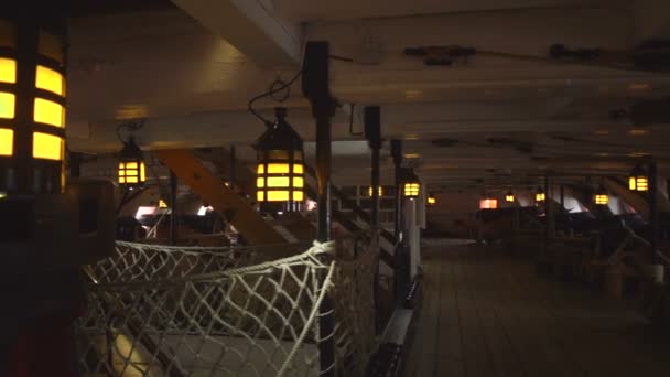 Binnen het oude schip. — Stockvideo