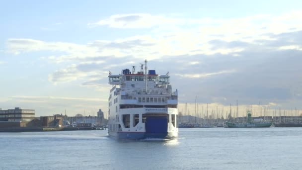 Πόρτσμουθ, Αγγλία, - Ιουλίου 2016. Πλοίο λαμβάνει χώρα στο λιμάνι. — Αρχείο Βίντεο