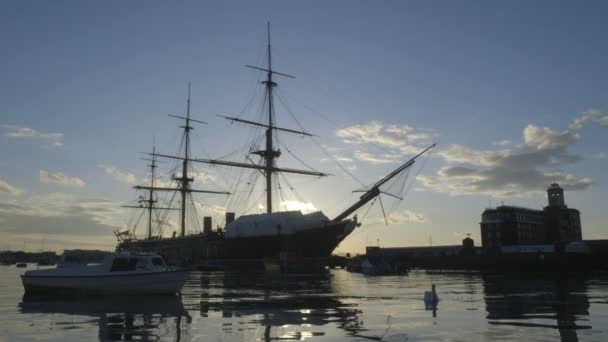 Storico guerriero HMS a Portsmouth al tramonto . — Video Stock
