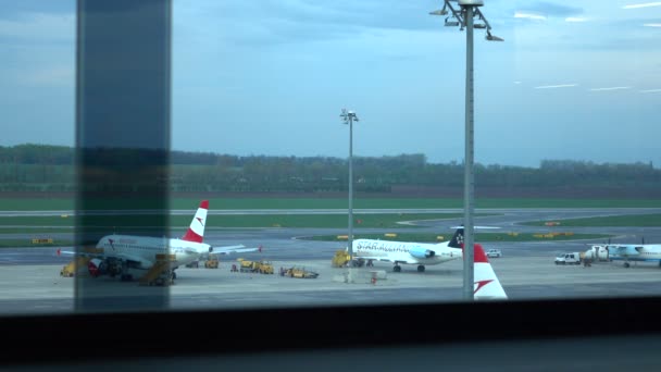 リガ、ラトビア、- 年 7 月。飛行機が空港を離れる. — ストック動画