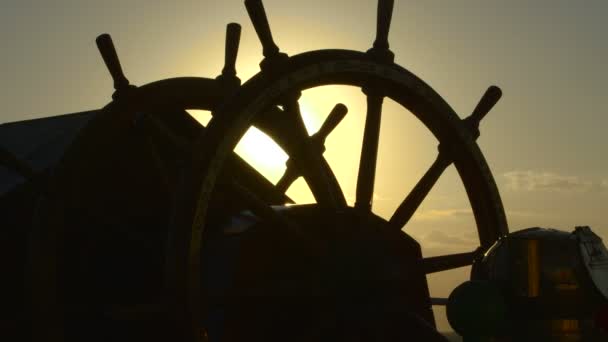 Steuerrad des Schiffes. Sonnenuntergang. — Stockvideo