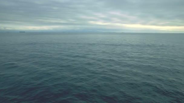 Meer. Schiff am Horizont. — Stockvideo