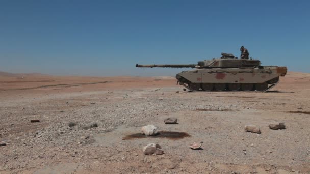 Írán - červenec 2015. Bitevní tank shot. — Stock video