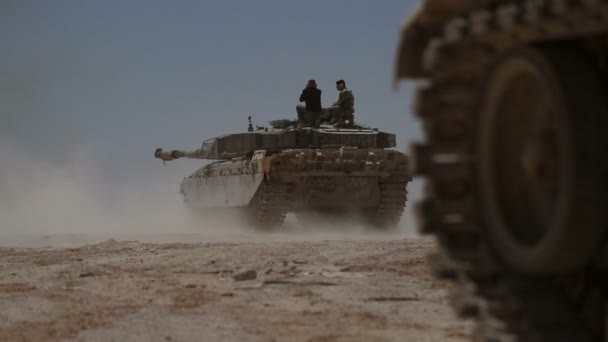 Irán - 2015 júliusáig. Battle tank lövés. — Stock videók