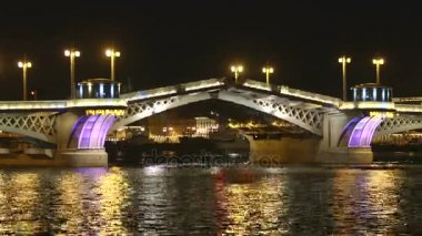 Drawning Palace Bridge, St Petersburg, Rusya Federasyonu. Zaman atlamalı.