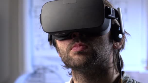 Ο άνθρωπος χρησιμοποιεί ένα γυαλιά εικονικής πραγματικότητας στο γραφείο. — Αρχείο Βίντεο