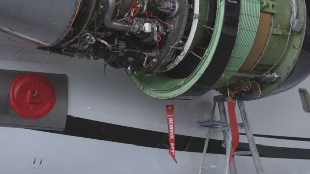 Installation de réparation d'aéronefs . — Video