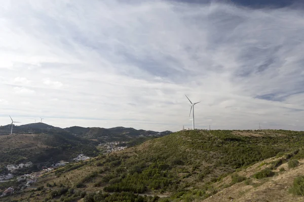 Molinos de viento en el paisaje — Foto de Stock