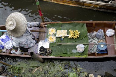 Yüzen Market meyve satıyor