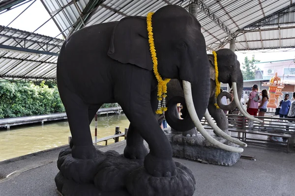 Estátuas de elefantes cerâmicos — Fotografia de Stock