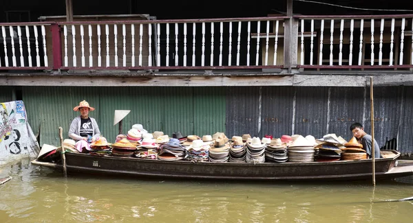 Prodej klobouků na řece — Stock fotografie