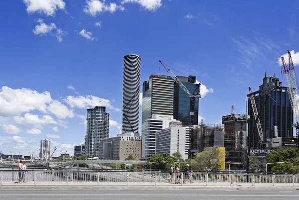 Brisbane felhőkarcoló a folyó — Stock Fotó