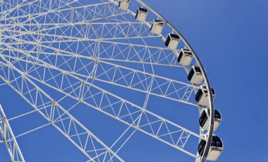 Mavi gökyüzü arka planında dönme dolap