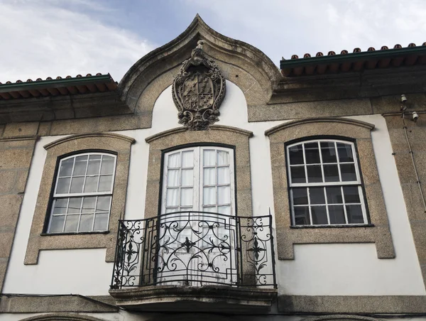 Arcos de Valdevez balkon ve pencere eşiği — Stok fotoğraf