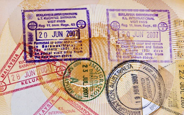 도착 및 출발 여권에 스탬프 — 스톡 사진