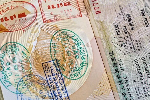 중국 비자 및 여권에 공항 우표 — 스톡 사진