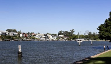 Brisbane varoşlarda ve nehir