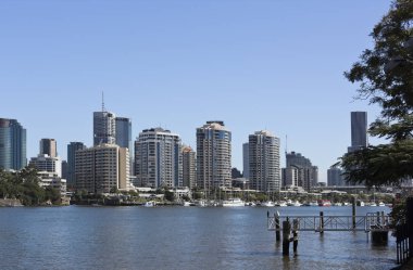 Brisbane varoşlarda ve nehir