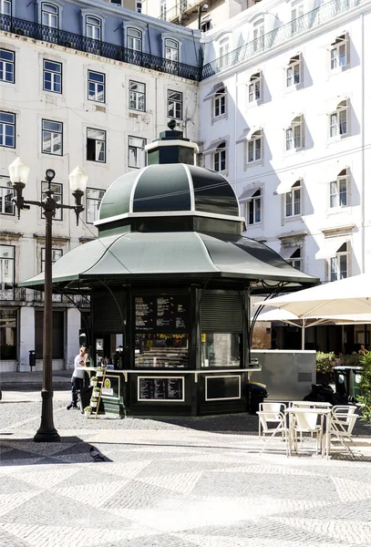 Kiosque de Lisbonne sur la place municipale — Photo