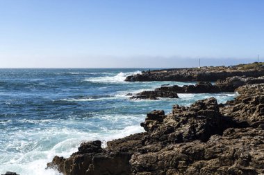 Cascais engebeli kıyı şeridi