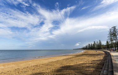Redcliffe - gün batımında Suttonlar Beach