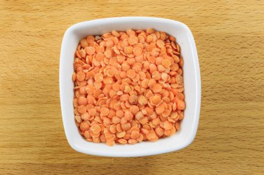 Bir kasede çiğ kırmızı mercimek