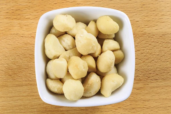Rohe Macadamia-Nüsse in einer Schüssel — Stockfoto