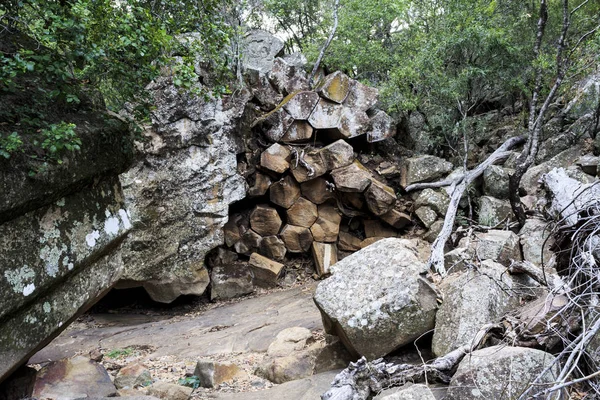 Narrabri, rocce di cigno cigno colonne esagonali di lava — Foto Stock