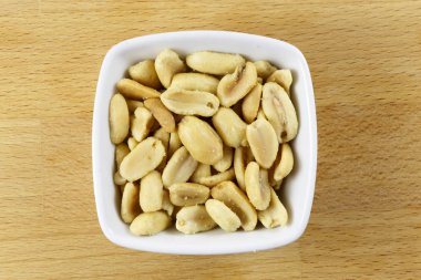 Kavrulmuş ve bir kase tuzlu fıstık