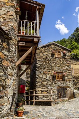 Candal Dağlar Arasında Yuvalanmış