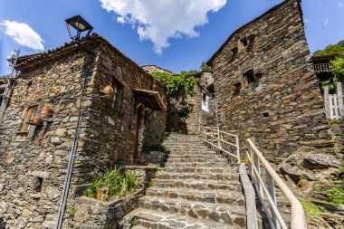 Candal Dağlar Arasında Yuvalanmış