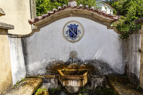 Candal... genesteld tussen de bergen — Stockfoto