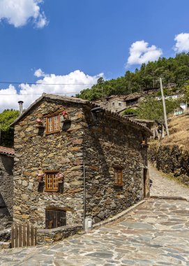 Candal Dağlar Arasında Yuvalanmış