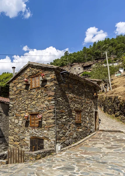 Candal Dağlar Arasında Yuvalanmış