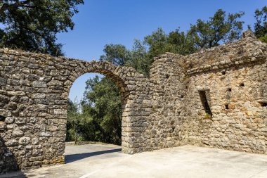 Ortaçağ Şatosu 'nun içindeki harabeler