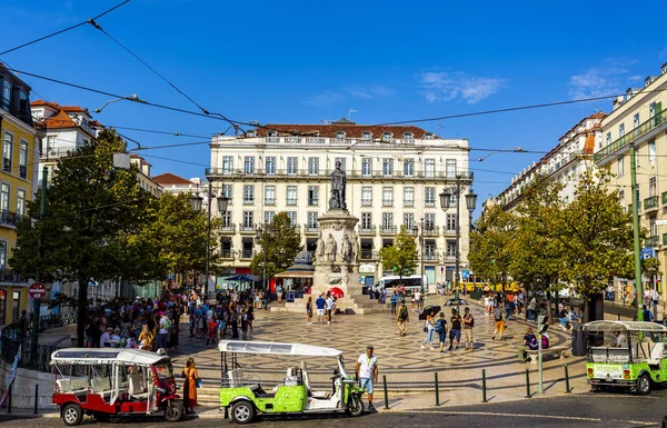 Lisbon Luis de Camoes Square in Early Morning — ストック写真
