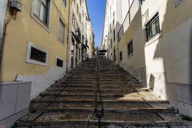 Bairro Alto 'daki Lizbon Narrow Caddesi.