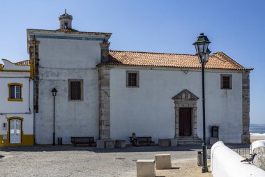 16. yüzyılda Portekiz 'in Lizbon, Alcochete kasabasındaki Tagus Nehri' nin üzerinde inşa edilen Rönesans Hayat Hanımefendisi Kilisesi 'nin ön cephesi.