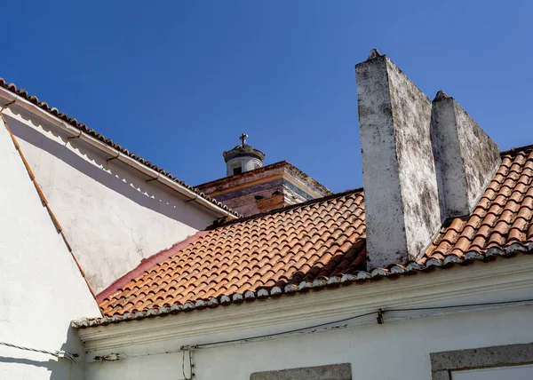 ポルトガル リスボンのアルコケテ村に16世紀に建てられた私たちの生活の聖母教会のランタンタワーの眺め — ストック写真