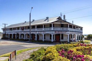 1901 'de Orbost, Doğu Gippsland, Victoria, Avustralya' da inşa edilen eşsiz bir country tarzı bar olan Commonwealth Hotel 'in manzarası.,
