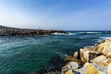 Narooma, NSW Güney Sahili, Avustralya 'daki Wagonga Körfezi' nin kırılma duvarları boyunca uzanan saf kristal suların manzarası.
