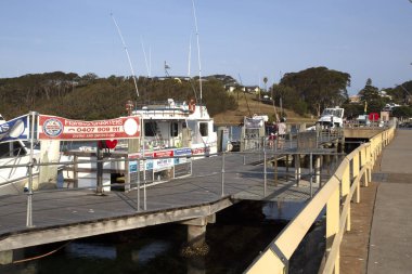Narooma, NSW Güney Sahili, Avustralya 'daki Wagonga Körfezi kıyısındaki rıhtımlardan birine bakın.
