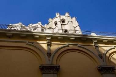 Carmo Manastırı 'nın kalıntıları Lizbon, Portekiz şehir merkezindeki Carmo Caddesi' nden görüldü.