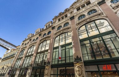 1907 yılında Lizbon, Portekiz 'in tarihi merkezinde, demir yapılar gibi yenilikçi materyallerle inşa edilen Grandella Mağazası' nın cephesi.