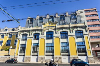 Eski 1895 'in ön cephesinde üç katlı ticari bir işletme bugün Lizbon, Portekiz şehir merkezinde bir otele dönüştürüldü.