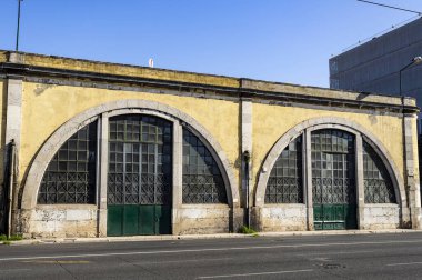 20. yüzyılın başlarında Lizbon, Portekiz şehir merkezindeki büyük sanayi ve ticari depoların cephesi