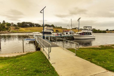 Gippsland, Victoria State, Avustralya 'daki güzel Nicholson Nehri' nin kıyısındaki Nicholson Jetty manzarası.