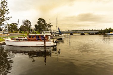 Gippsland, Victoria State, Avustralya 'daki güzel Nicholson Nehri' nin kıyısındaki Nicholson Jetty manzarası.